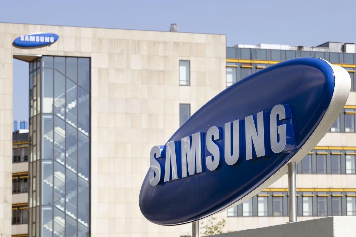 Samsung’s New Phone Has Glass Back 